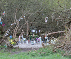 Rocznica tragedii zamieniła się w koszmar. Tajemniczy pakunek przerwał uroczystość