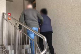 Groza na Marszałkowskiej. Policjanci weszli do mieszkania. 33-latka będzie miała spore kłopoty [ZDJĘCIA]