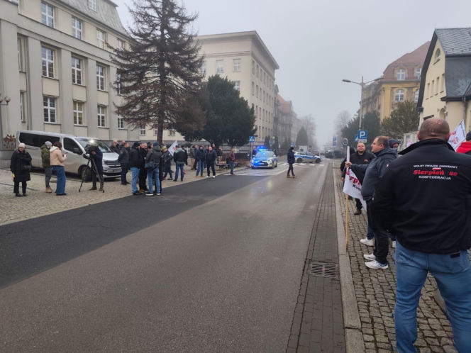 https://slaskie.eska.pl/gornicy-z-jsw-znow-protestowali-pod-ministerstwem-energii-w-katowicach-to-nie-tylko-o-barborke-chodzi-aa-fhae-P6Gi-drbJ.html