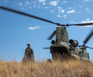 Na krawędzi klęski. Jak pilot śmigłowca Chinook uratował misję Trumpa w Wenezueli