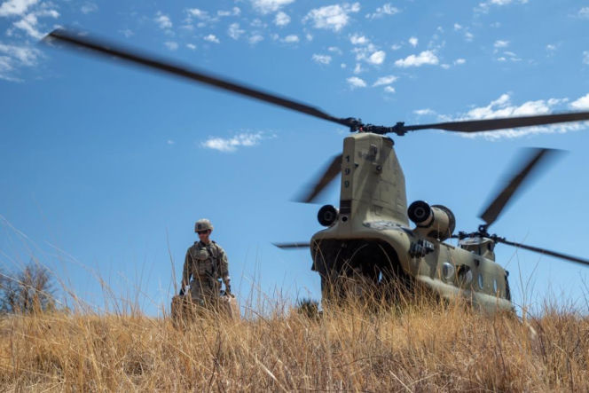 Na krawędzi klęski. Jak pilot śmigłowca Chinook uratował misję Trumpa w Wenezueli