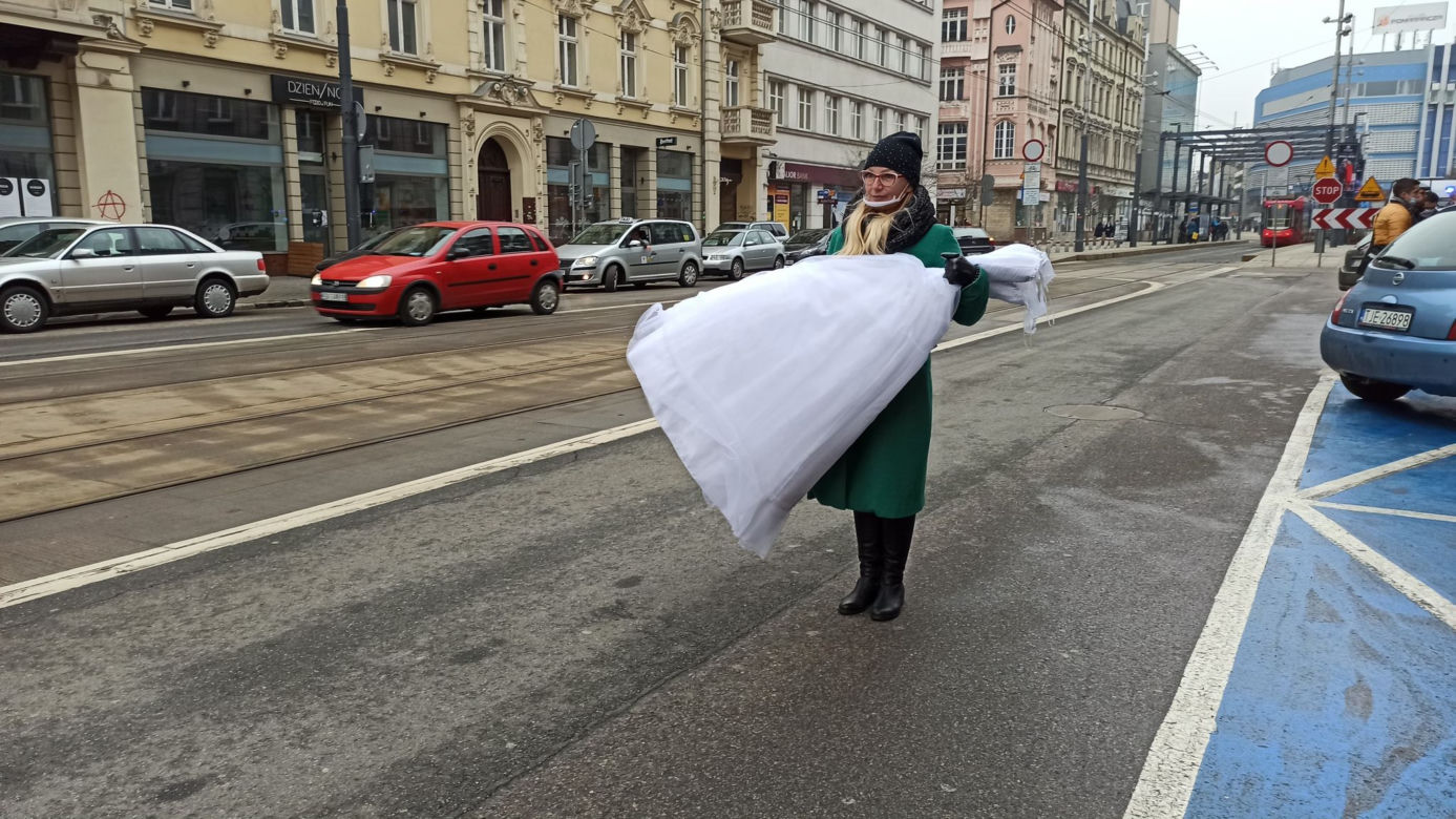 Protest branży ślubnej przed biurem PiS w Katowicach! Domagają się informacji od rządu kiedy będą mogli wrócić do pracy [ZDJĘCIA, WIDEO]
