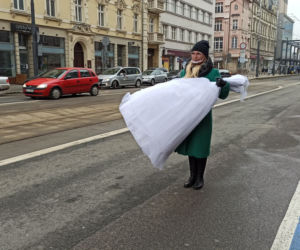 Protest branży ślubnej przed biurem PiS w Katowicach! Domagają się informacji od rządu kiedy będą mogli wrócić do pracy [ZDJĘCIA, WIDEO]