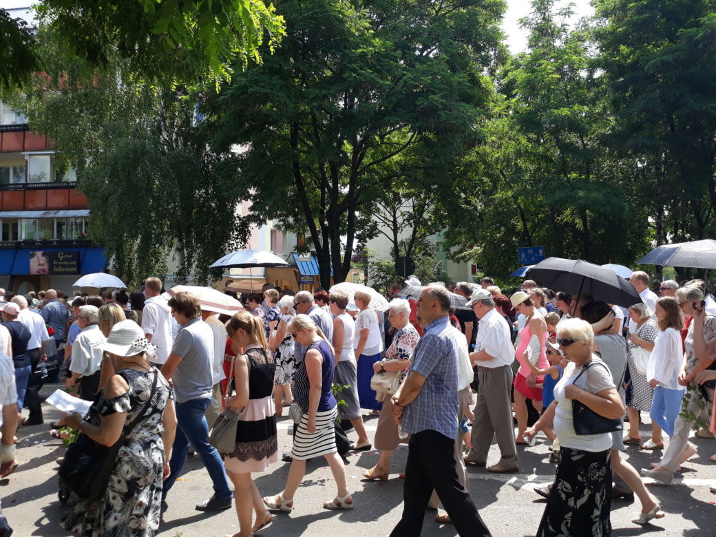 Białystok. Boże Ciało 2019. Wspólna procesja dwóch parafii: św. Jadwigi i NMP z Guadalupe