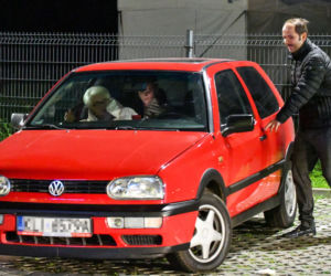 Sławomir Zapała udaje, że jeździ starym golfem
