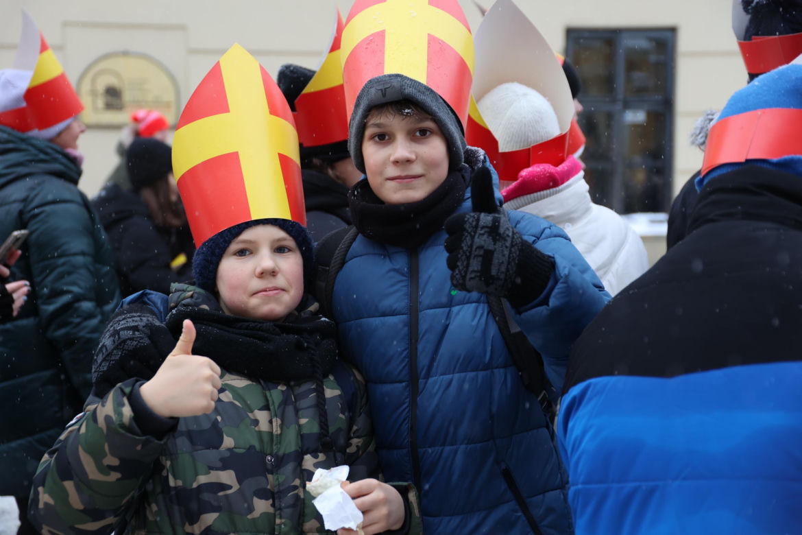 Orszak Świętego Mikołaja 2023 przeszedł przez Lublin. Było śnieżnie i radośnie! 