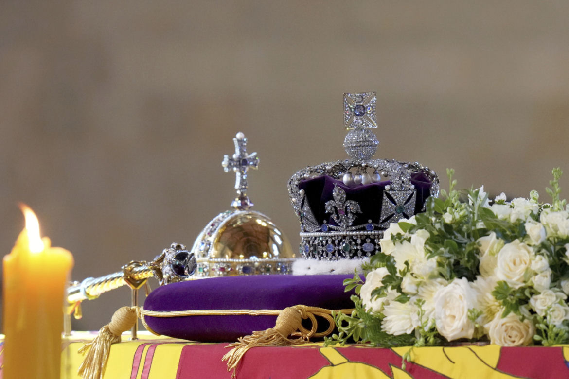 Najpiękniejsza korona Elżbiety II spoczęła na trumnie. Brytyjska korona państwowa na pogrzebie monarchini