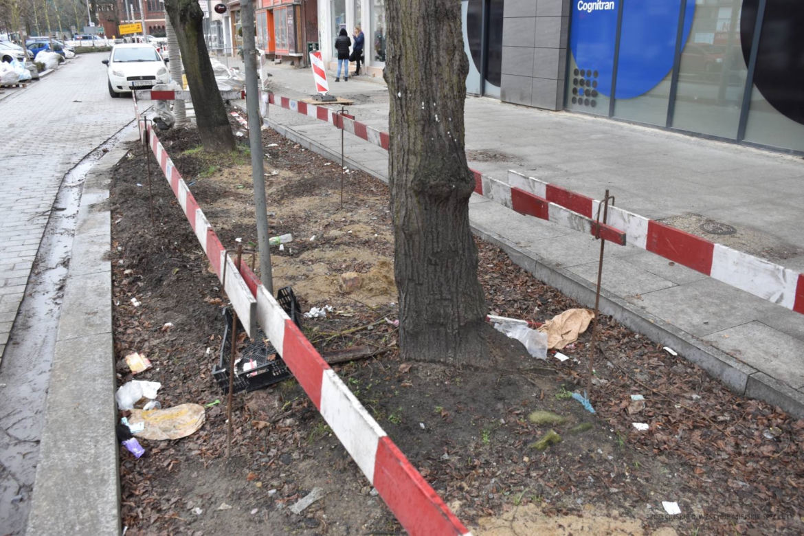 Aleja Wojska Polskiego pełna śmieci... A to plac budowy! 