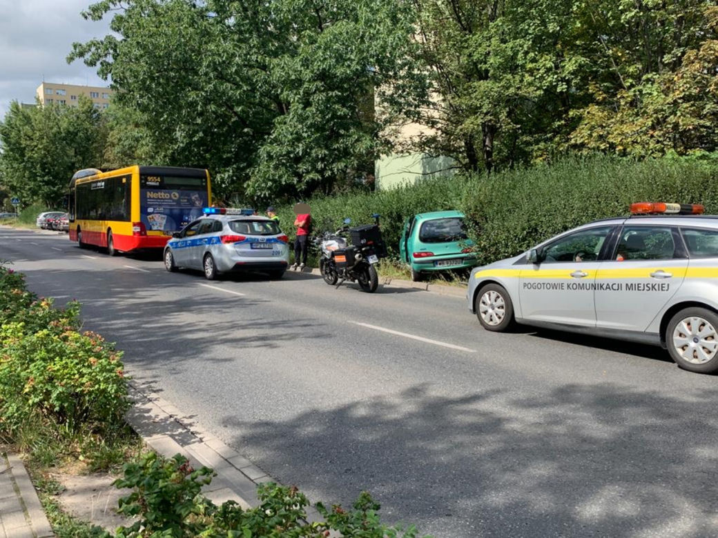 Uderzył w miejski autobus i uciekł. W trakcie pościgu zderzył się z kolejnym autobusem 
