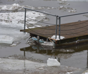 Lodołamacze na Wiśle w Toruniu. Kruszyły lód i pomogły uratować pomost