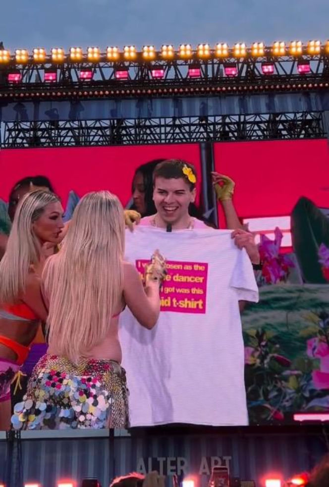 Radny z Konina na scenie z Zara Larsson