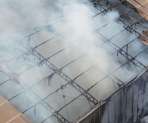 Groźny pożar na Targówku. Trwa akcja gaśnicza