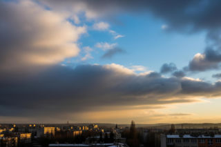 Gliwice, 02.12.2025: Zaskakujący zwrot akcji! Wieczór przyniesie błękitne niebo po pochmurnym początku.