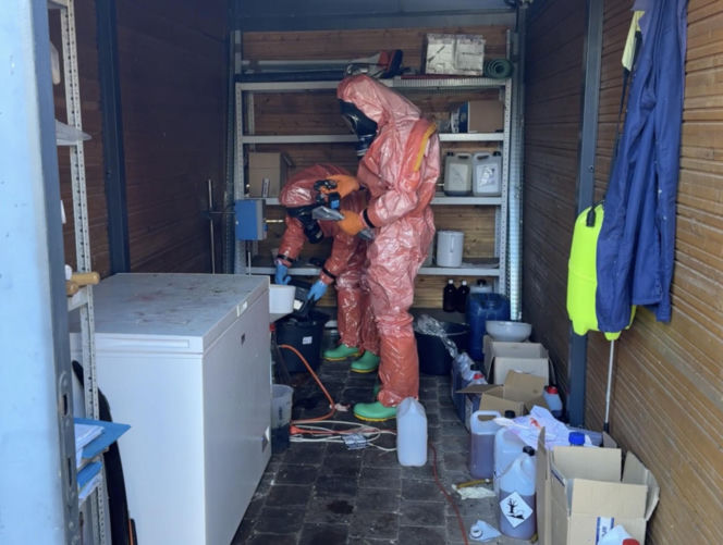 "Laboratorium śmierci" na Mazowszu. Kontrterroryści znaleźli kilogramy narkotyków i przedziwne przedmioty