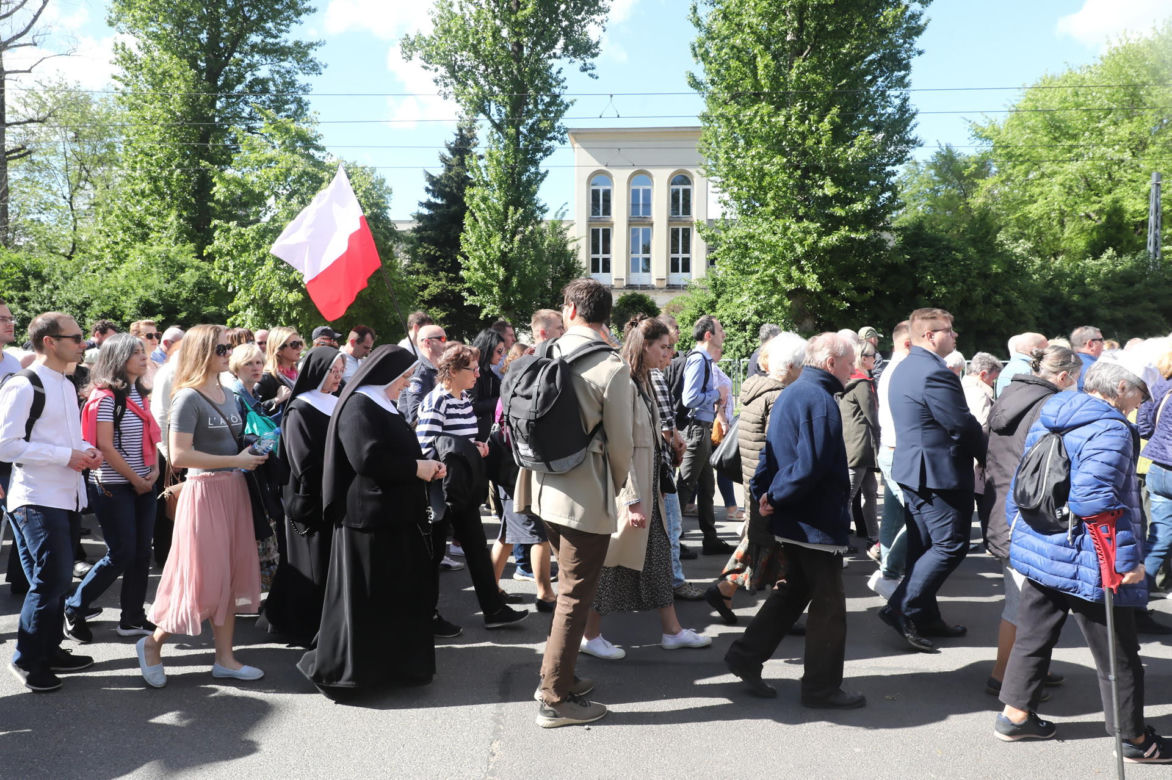 Wielki różaniec na ulicach Warszawy. Modlą się o ustanie „pandemii aborcji”