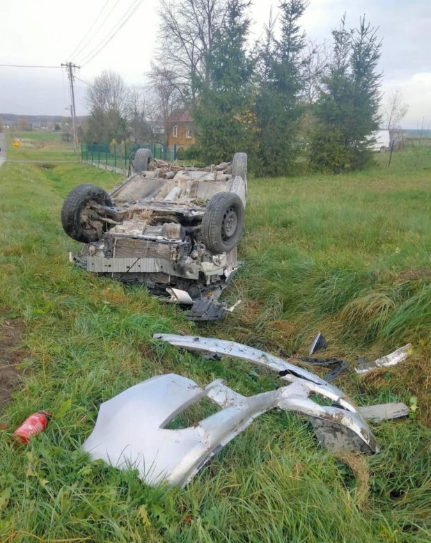 26-latek zakończył pijacką przejażdżkę dachowaniem [GALERIA]
