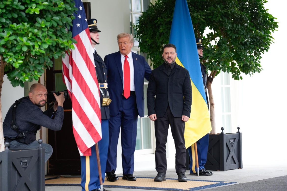 Tak Zełenski prezentuje się na salonach. Wszystkie stroje prezydenta Ukrainy