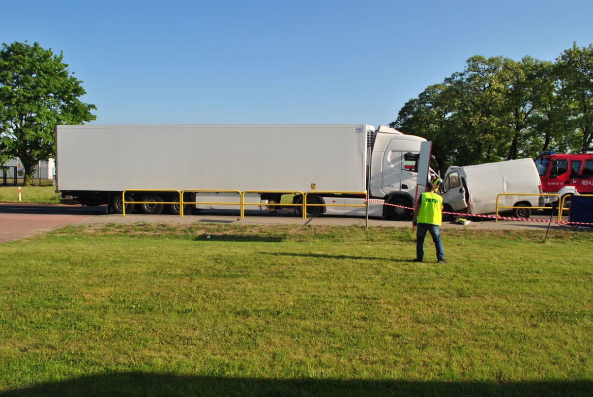 Mogilno: 35-latek zderzył się czołowo z ciężarówką! Zginął na miejscu [ZDJĘCIA] 