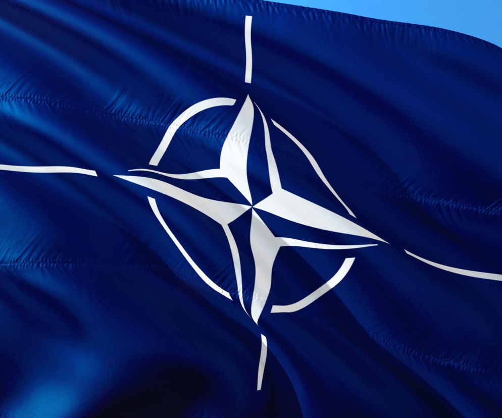 Flaga NATO na wietrze. O reakcji sojuszu na naruszenie polskiej przestrzeni powietrznej przeczytasz na SE Polityka.