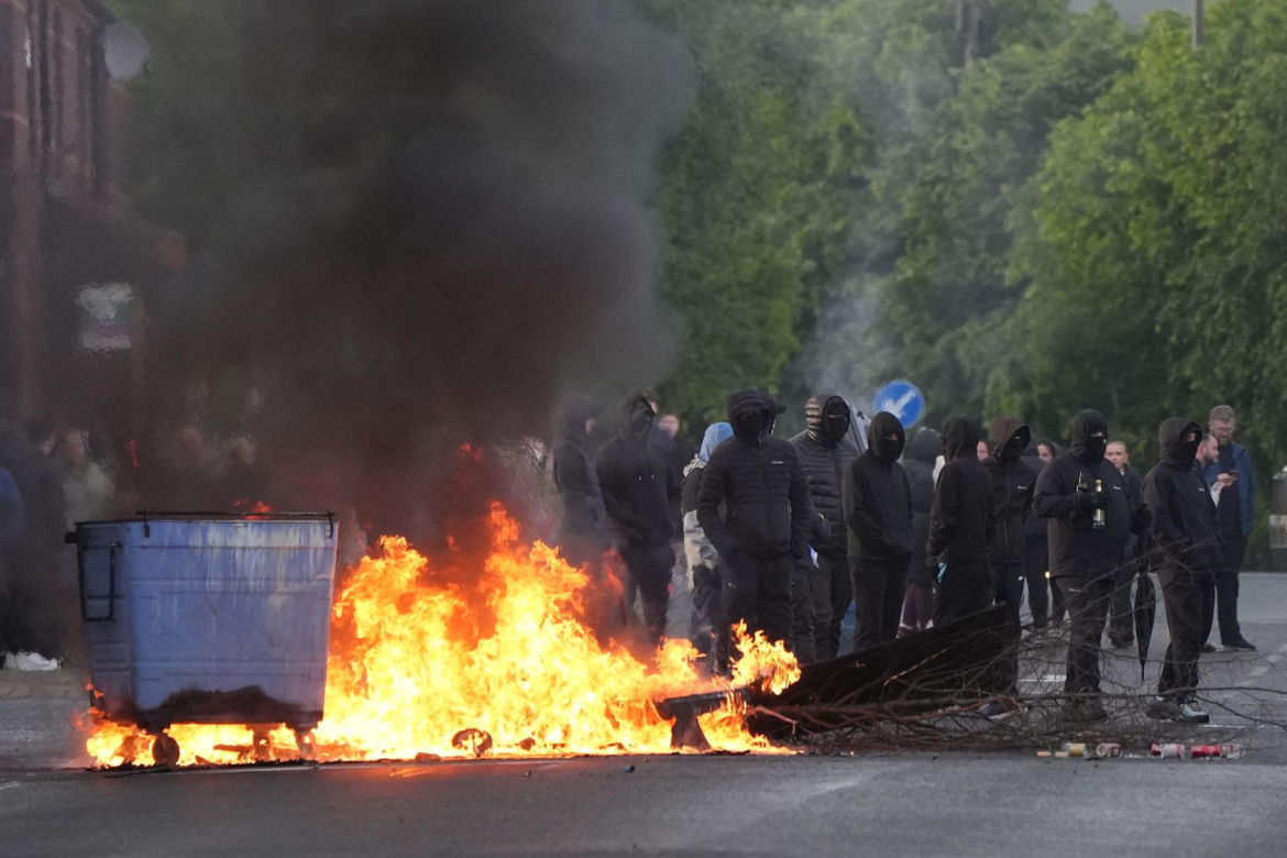 Prawie odciął mężczyźnie głowę na ulicy, posmakował jego krwi. Miasto płonie po protestach