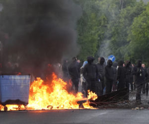 Prawie odciął mężczyźnie głowę na ulicy, posmakował jego krwi. Miasto płonie po protestach