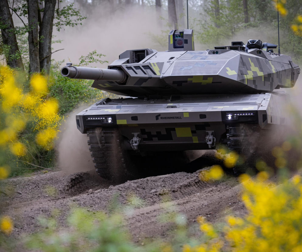 Czołg KF51 Panther jedzie po piaszczystej drodze wśród drzew. O kontrakcie dla armii czytaj na SE Portal Obronny.