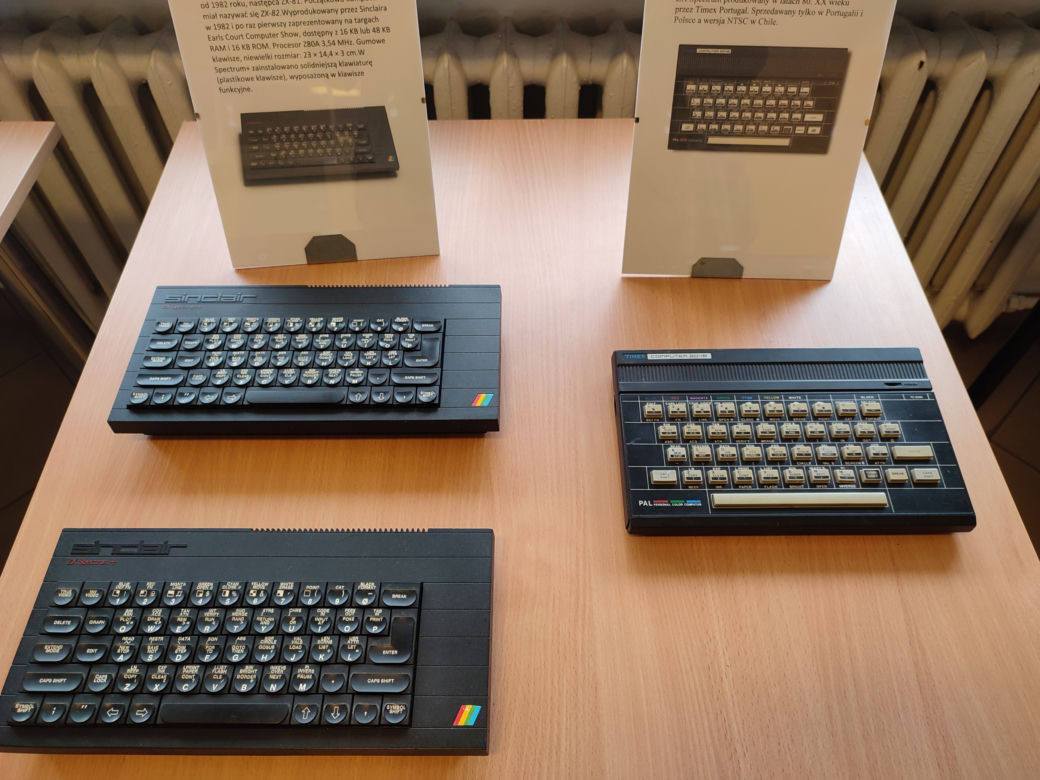 Wystawa retro komputerów w Bursie Międzyszkolnej w Lesznie