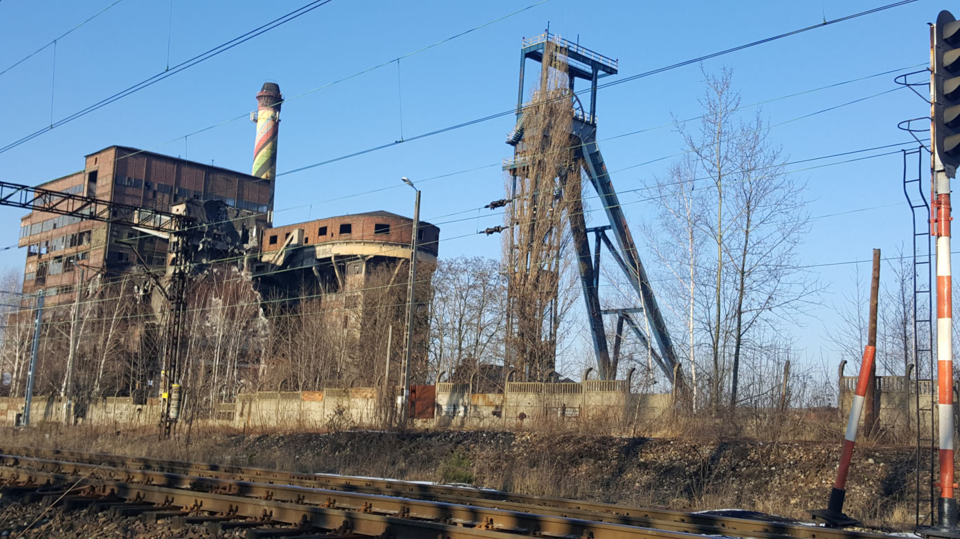 Złomiarze dewastują budynki po kopalni Mysłowice
