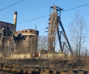 Złomiarze dewastują budynki po kopalni Mysłowice