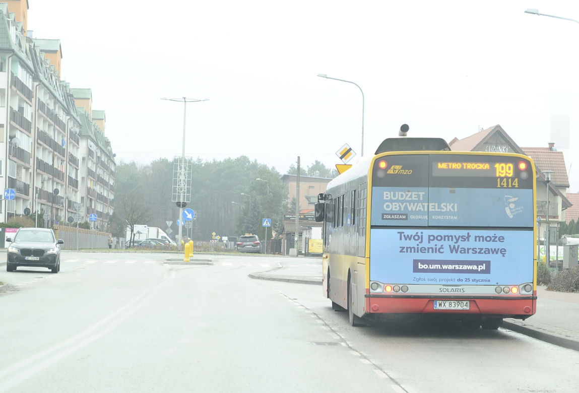 Kierowca autobusu prowadził i rozmawiał przez telefon 