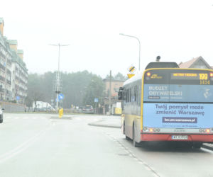 Kierowca autobusu prowadził i rozmawiał przez telefon 