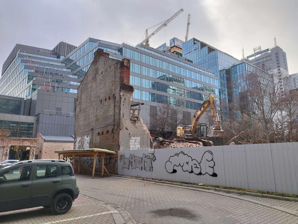 Deweloper wyburzył kamienicę przy Łuckiej 8 mimo protestów