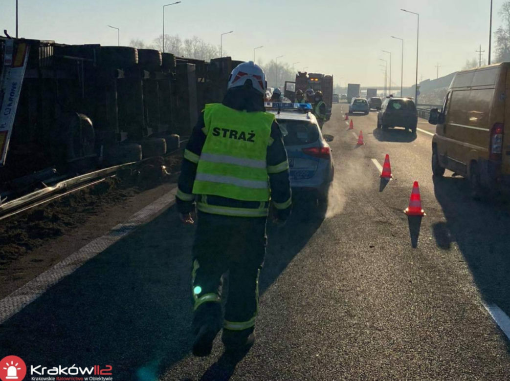 Kraków: Na A4 WYSTRZELIŁA opona ciężarówki! Pojazd leży na boku, OGROMNE utrudnienia 