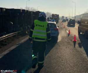 Kraków: Na A4 WYSTRZELIŁA opona ciężarówki! Pojazd leży na boku, OGROMNE utrudnienia 
