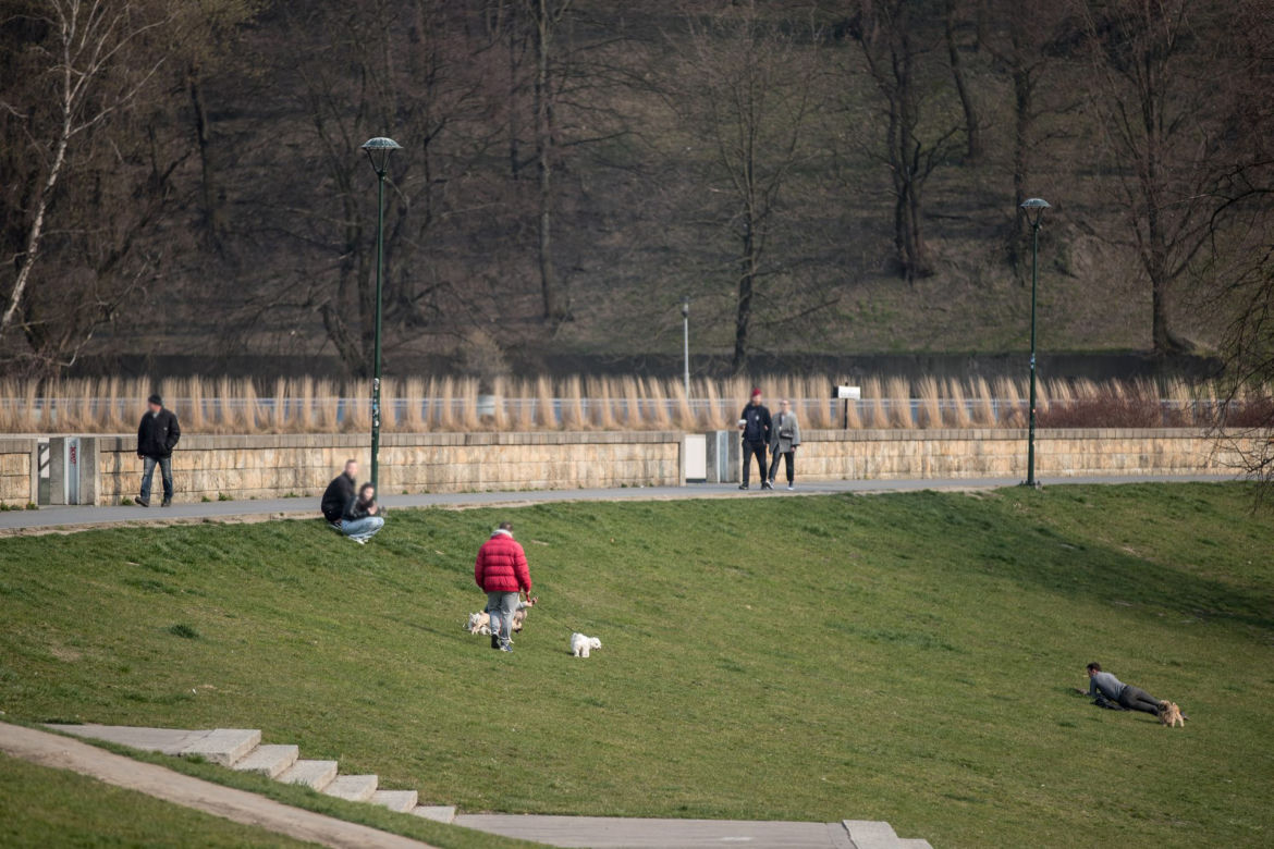Pełne Błonia i tłumy spacerowiczów. Tak wygląda kwarantanna w Krakowie