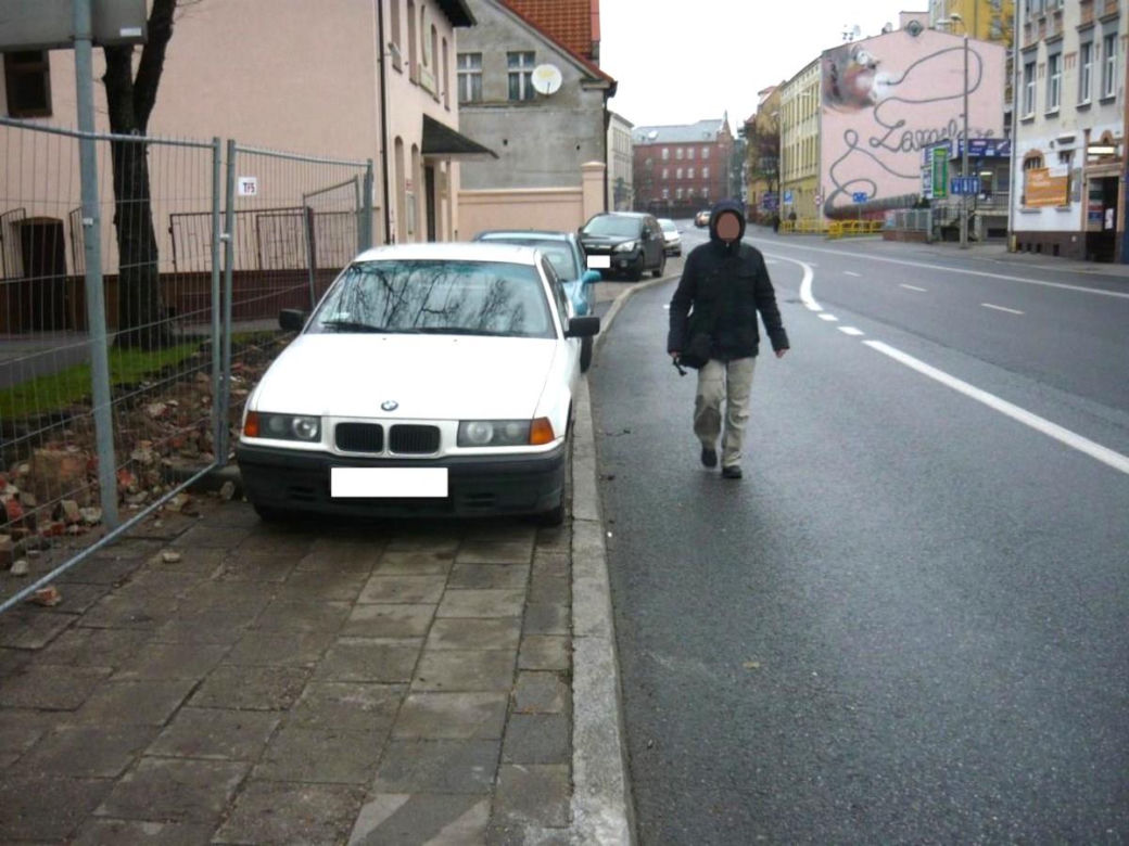 Pan i władca miejsc parkingowych. Po co zajmować jedno, skoro można dwa? I to jeszcze jakie!