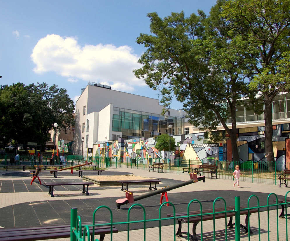 Dzieci w centrum miasta maja do wyboru kilka miejsc do zabaw