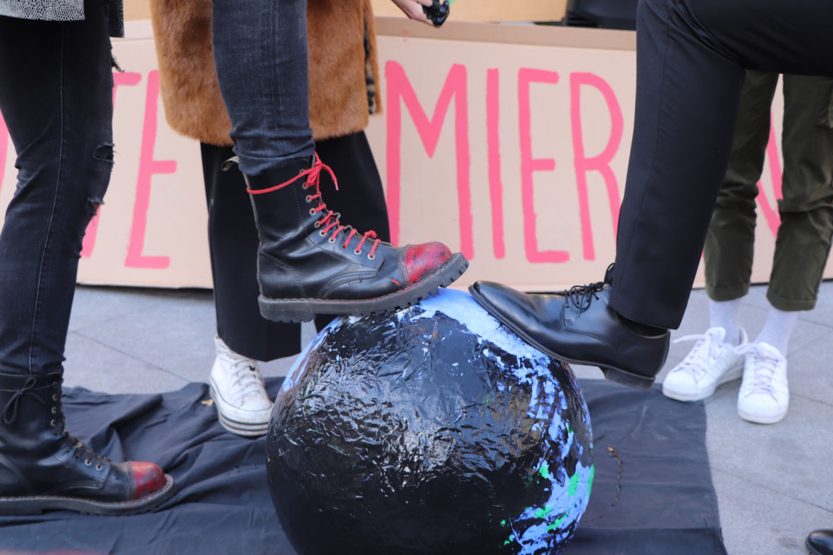 Młodzieżowy Strajk Klimatyczny w Toruniu. Protestowali przeciwko rządowi i korporacjom