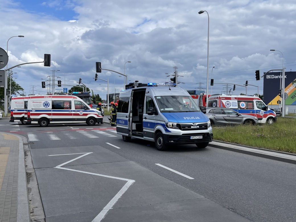  Kilkumiesięczne dziecko wyleciało przez okno samochodu. Przerażający wypadek na Bemowie