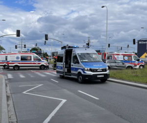  Kilkumiesięczne dziecko wyleciało przez okno samochodu. Przerażający wypadek na Bemowie