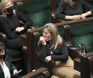 kaczyński w sejmie podpisuje książkę
