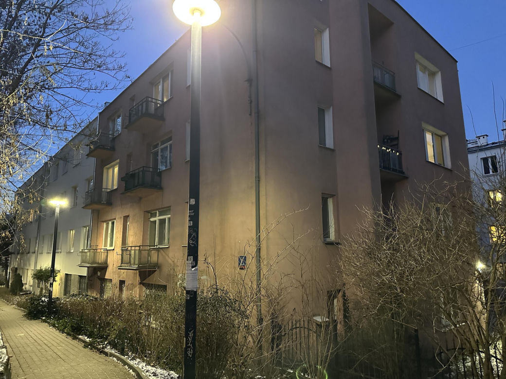Odnaleziono zmumifikowane ciało emeryta. Od ponad roku gniło w mieszkaniu w centrum Warszawy