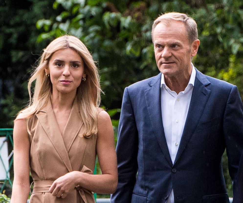 Kasia Tusk i premier Donald Tusk idą obok siebie na zewnątrz. O relacjach i stylu ojca Kasi przeczytasz na SE.