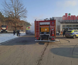 Bohaterska reakcja w czasie pożaru auta pod sklepem! Klient nie wahał się ani chwili