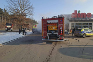 Bohaterska reakcja w czasie pożaru auta pod sklepem! Klient nie wahał się ani chwili