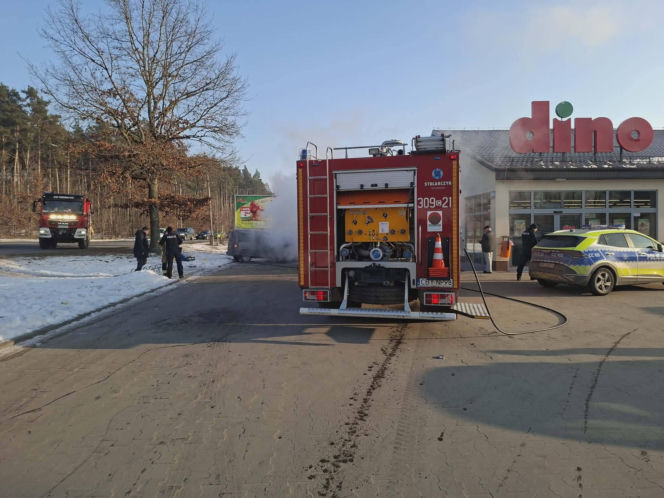 Bohaterska reakcja w czasie pożaru auta pod sklepem! Klient nie wahał się ani chwili