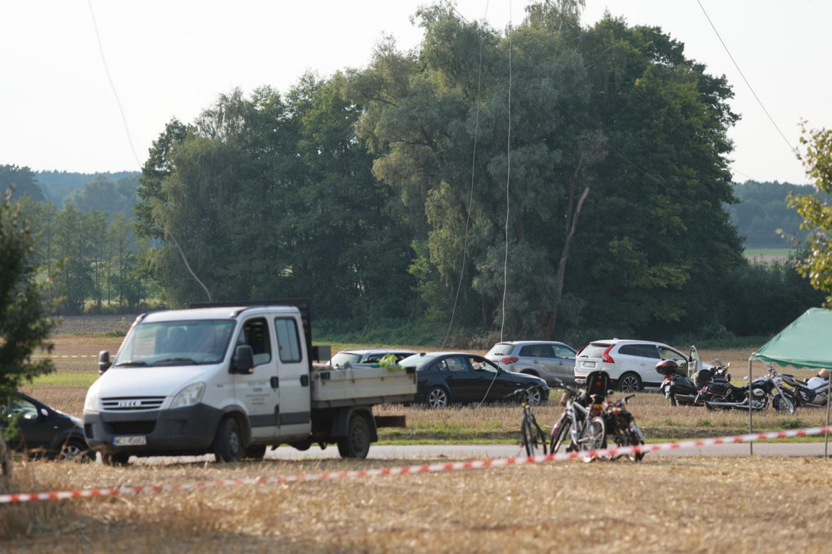 Groza na pikniku wojskowym. Policyjny Black Hawk zahaczył o linię wysokiego napięcia