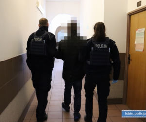 Policjanci uwolnili kobietę więzioną w jednym z domów w Lubinie