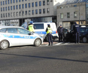 Taksówkarz bez prawka huknął w radiowóz