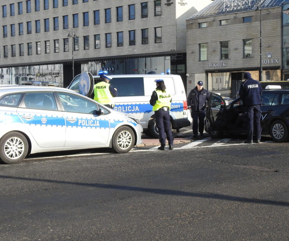 Taksówkarz bez prawka huknął w radiowóz